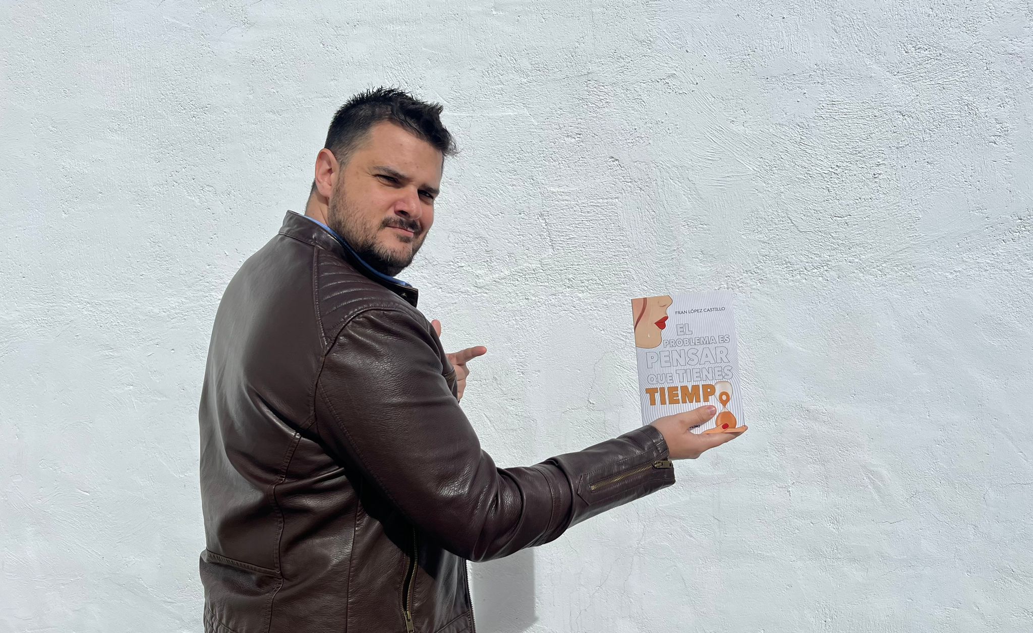 Fran López Castillo posando con El problema es pensar que tienes tiempo