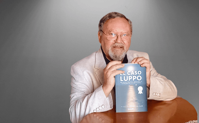 Vicente Castro i Álvaro, dona libros a la Fundación Vicente Ferrer en la India.