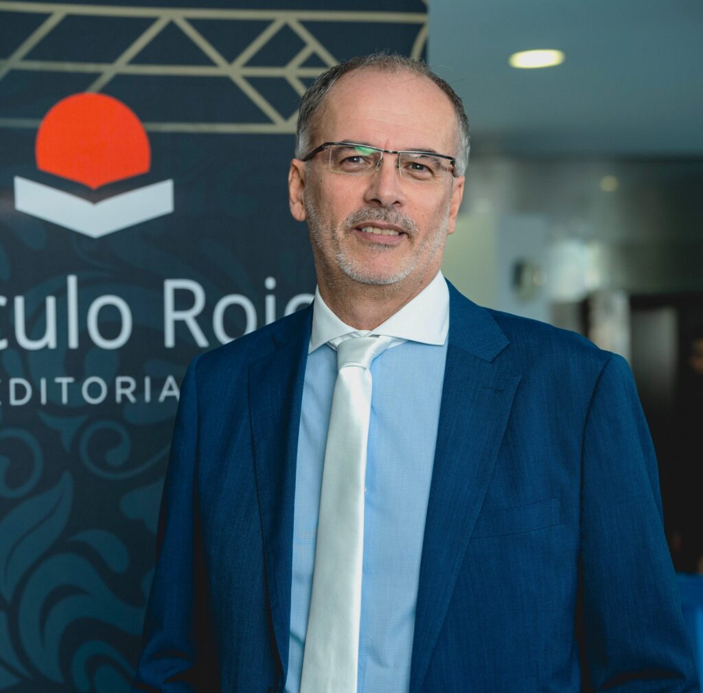 Manuel Salgado explora la complejidad humana en su obra ‘Sonrisas y Lágrimas’, nominada a los Premios Círculo Rojo 2024.