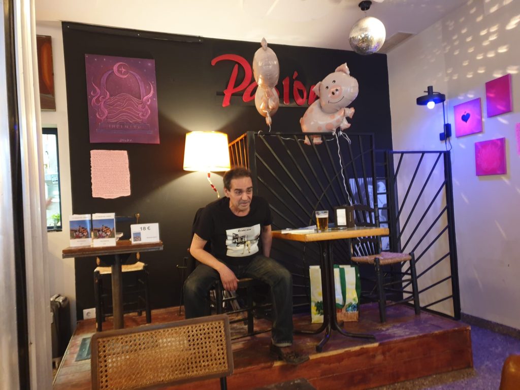 El libro que huele a vida y a fuego: Paco Espinosa cocina la condición humana en Lo mejor del cerdo